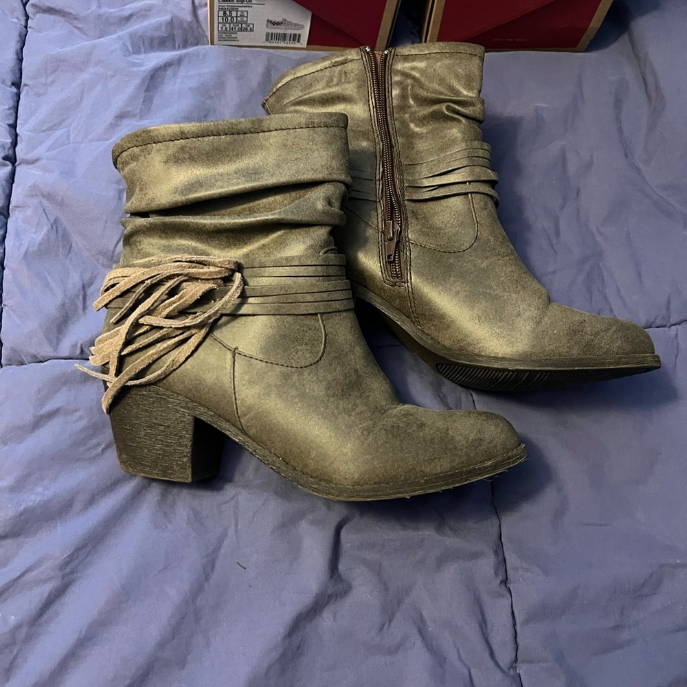 Pop Gray Heeled Boots with Chunky Heel and Slouchy Design